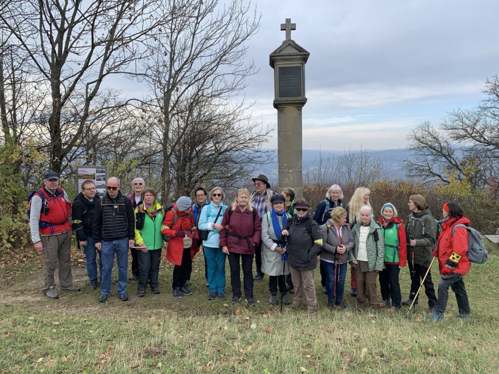 Wandergruppe BS-Gebirgsverein, im November 2025 auf der Elisabethhöhe auf dem Bisamberg.